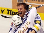 Pardubice - Plze: astný stelec Martin Adamský (nahoe) a jeho kapitán Martin Straka