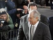 Bernard Madoff p�ichází k soudu