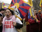 Protesty za Tibet p�ed �ínskou ambasádou ve Washingtonu