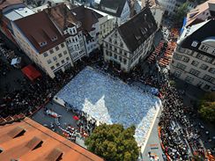 Marienplatz z vky, v bonch ulicch se skldaly jednotliv sti
