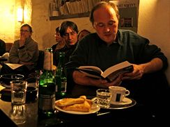 Martin Ryav te ze sv knihy 10. nora v praskm Caf Fra, vlevo za nm editor Cest na Sibi Marek Vajchr