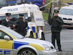 Policist v severoirskm mst Craigavon hldkuj na mst vrady jednoho z policist pouhch 48 hodin po atenttu na britsk vojky v hrabstv Antrim. (10. bezen 2009)