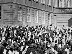 První nádvoří a les vztyčených pravic pražských Němců vítá Hitlera (v okně nahoře)