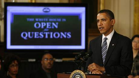 Barack Obama odpovídá na dotazy Amerian pi prvním vzájemném virtuálním setkání. (26. bezna 2009)
