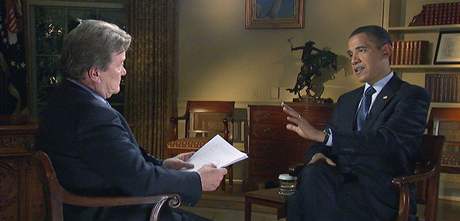 Barack Obama pi rozhovoru pro televizní stanici CBS (22. bezna 2009)