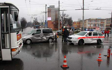 Pi nehod v centru Zlína nebyl nikdo zrann.