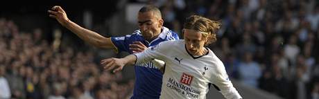 Tottenham - Chelsea: domc Luka Modric (vpravo) a Jose Bosingwa z Chelsea.