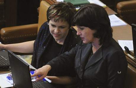 Vra Jakubková (vlevo) a Olga Zubová pi hlasování o nedve (24. bezna 2009)