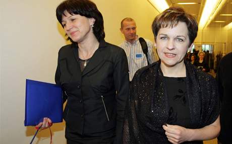 Olga Zubová (vlevo) a Vra Jakubková ped jednáním o vlád