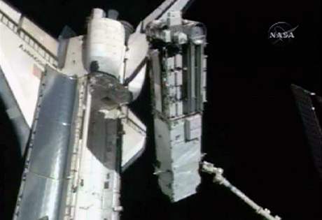 Raketoplán Discovery u Mezinárodní vesmírné stanice strávil devt dní a dvacet hodin.