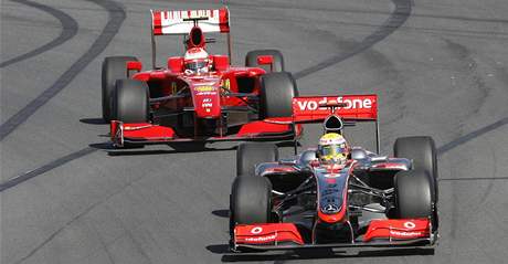 Hamilton s vozem McLaren (vpedu), Räikkönen s Ferrari