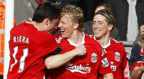 Liverpooltí Riera (zleva), Kuijt a Torres mají dvod k oslav.