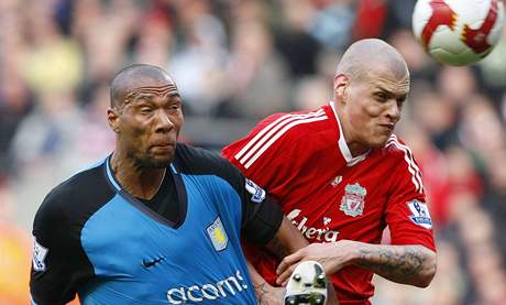 Liverpool - Aston Villa: hostujc John Carew (vlevo) vs. domc Martin krte