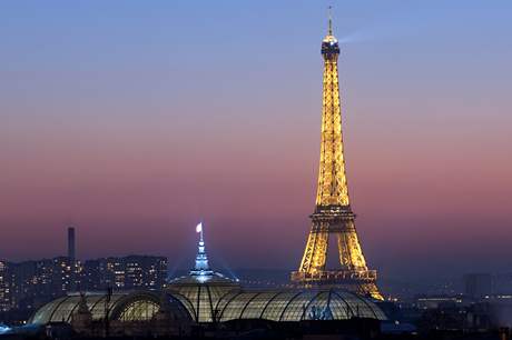 Stanley Cup byl poprvé ve své 117leté historii na Eiffelov vi v Paíi.