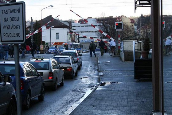 Vlakové pejezdy idii asto podceují a jezdí pes n rychleji, ne by mli. Ilustraní foto