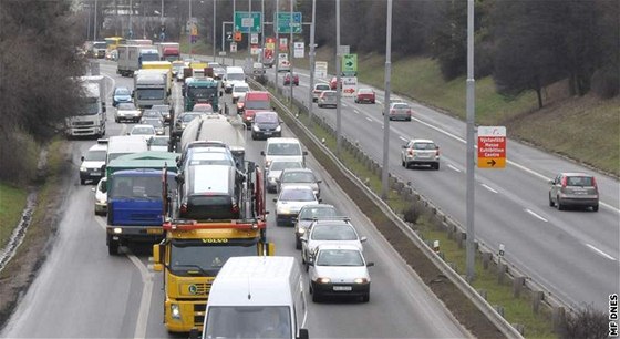 Zácpy na Vídeské ulici potrvají a do listopadu