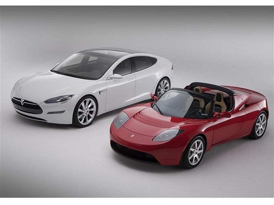 Tesla Roadster a vzadu velká Tesla S