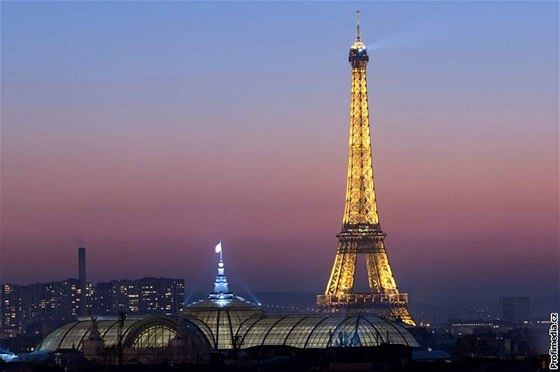Stanley Cup byl poprvé ve své 117leté historii na Eiffelov vi v Paíi.