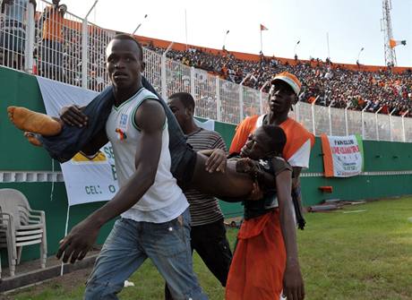 Fotbalov utkn mezi Pobem slonoviny a Malawi skonilo tragicky pro minimln 19 lid. (29. bezna 2009)