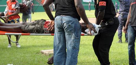 Fotbalové utkání mezi Pobeím slonoviny a Malawi skonilo tragicky pro minimáln 19 lidí. (29. bezna 2009)