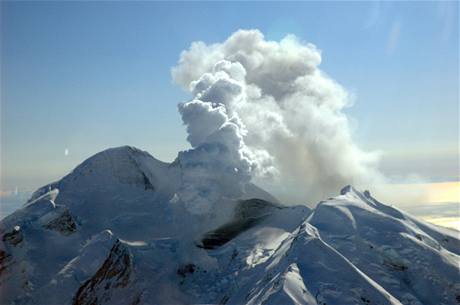 Aljaská sopka Mount Redoubt (15. bezna 2009)