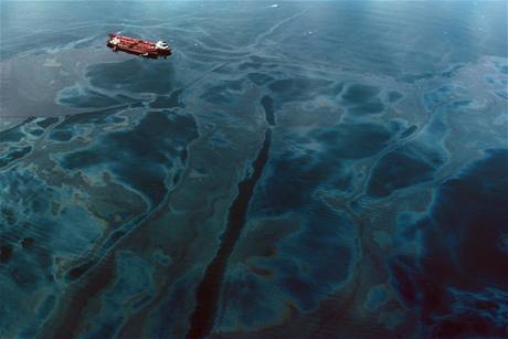 Při havárii uniklo do moře asi 11 milionů galonů ropných látek. Ilustrační foto.