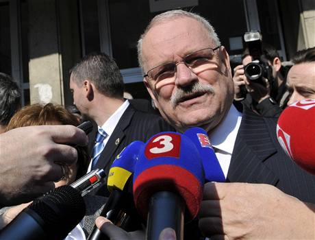Souasný slovenský prezident Ivan Gaparovi zvítzil v prvním kole prezidentské volby. Iveta Radiová mu ale lape na paty.