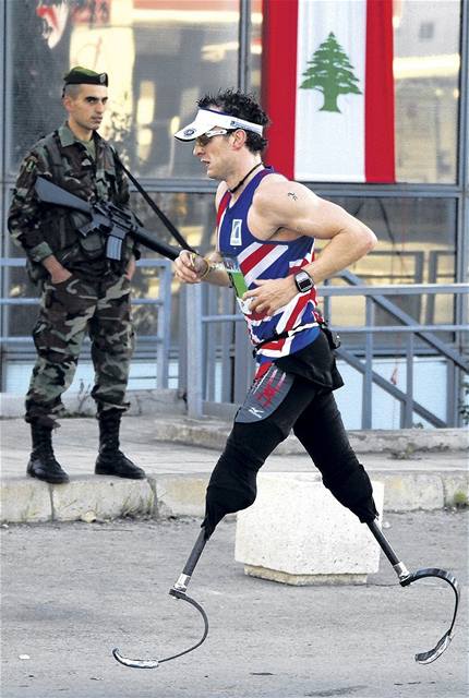 Brit Richard Whitehead sice nemá nohy od kolen dol, pesto ubhne maraton v ase pod ti hodiny.