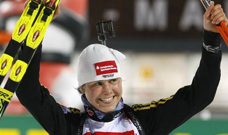 Nmecká biatlonistka Tina Bachmannová slaví premiérový triumf v závod Svtového poháru