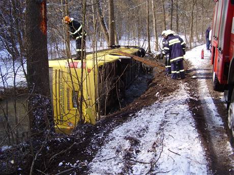 Linkov autobus pevrcen do Ketnky na Svitavsku (25. bezna 2009) 