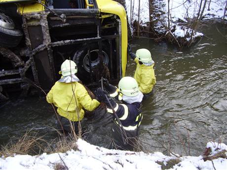 Linkov autobus pevrcen do Ketnky na Svitavsku (25. bezna 2009) 