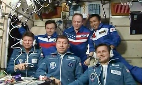 Charles Simonyi na ISS (vpravo dole)