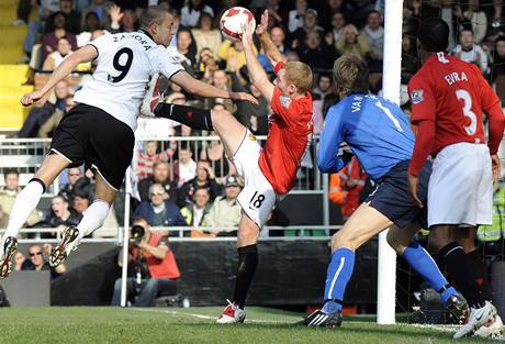 Fulham - Manchester United: penalta, Paul Scholes (druh zleva) zahrl rukou ped Bobbym Zamorou z Fulhamu.