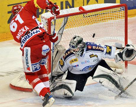 Tomá Micka ze Slavie pekonává plzeského brankáe Jana Cháberu a zvyuje na 5:3.