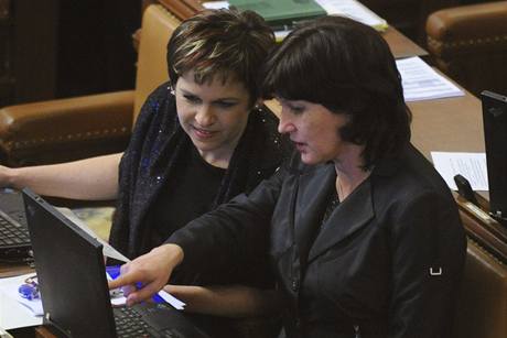 Vra Jakubková (vlevo) a Olga Zubová pi hlasování o nedve (24. bezna 2009)