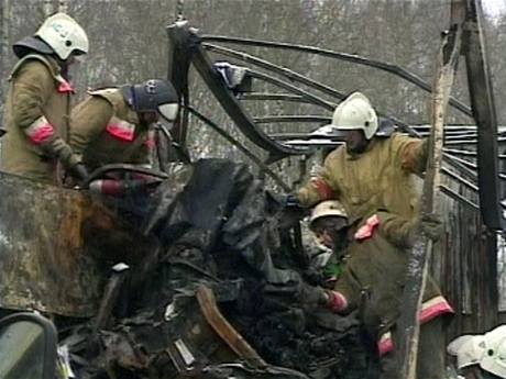 estadvaceti lidem u záchranái po nehod autobusu nemohli pomoci. Ilustraní foto