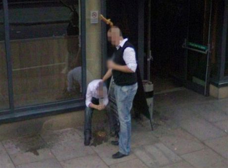 Zvracející opilec ze Street View zmizel