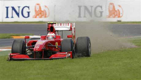 Kimi Räikkönen létal se svým Ferrari z trati u pi trénincích.