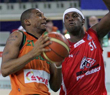 Liberec - Pardubice: Maurice Hampton a Levell Sanders 