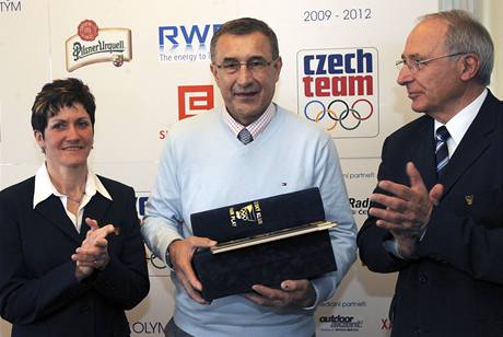 Bývalý hokejista Jaroslav Pouzar pevzal cenu eského klubu fair play z rukou pedsedkyn klubu Kvty Peckové (vlevo) a pedsedy OV Milana Jiráska (vpravo).