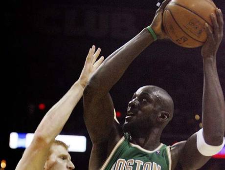 Kevin Garnett z Bostonu (vpravo) útoí pes bránícího Matta Bonnera ze San Antonia.