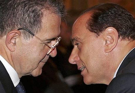 Romano Prodi (vlevo) v roce 2006 nad Berlusconim (vpravo) vyhrál, ale jeho vláda se udrela jen necelé dva roky.