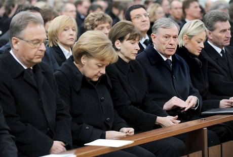 Na smuten bohoslubu do Winnendenu dorazil kanclka Merkelov (druh zleva) a prezident Khler (tet zprava)
