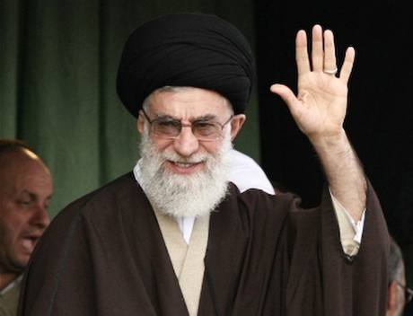 Nejvyí íránský duchovní vdce ajatolláh Sejjed Alí Chameneí pi projevu v Mahadu prohlásil, e nevidí zmnu v americkém pístupu k Teheránu.