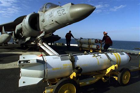 Vojci pipevuj protitankov stely na letouny Harrier, kter polet bombardovat Kosovo