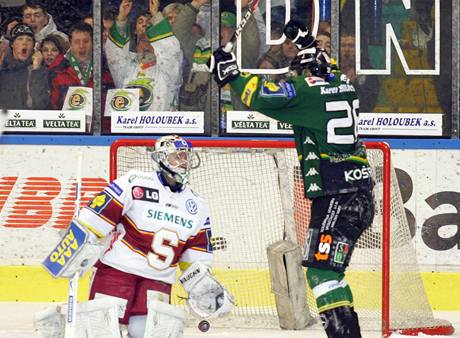 Karlovy Vary - Sparta: domácí Jan Koál pekonává hostujícího gólmana Petra Pikryla