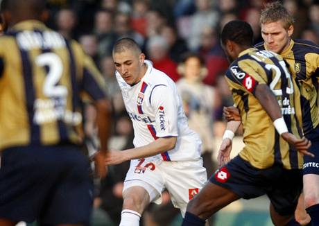 Lyon - Sochaux: domácí Karim Benzema v souboji s hostující obranou