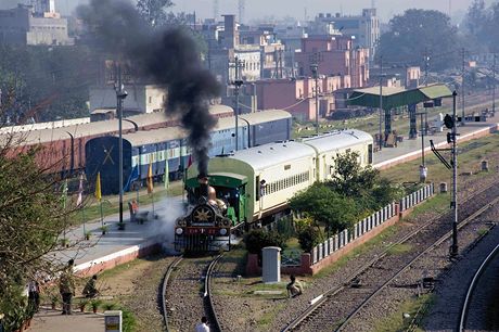 Fairy Queen, nejstarší používaná parní lokomotiva na světě, jezdí na pravidelné trase v Indii