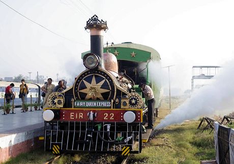 Fairy Queen, nejstarší používaná parní lokomotiva na světě, jezdí na pravidelné trase v Indii
