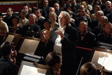 Pierre Richard, který si ve filmu Paí 36 zahrál dirigenta, pijede v dubnu do Prahy.